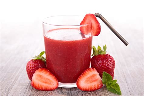 Les ingrédients nécessaires pour préparer du jus de fraise
